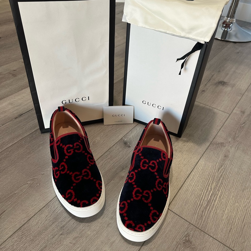 Gucci Terry Cloth Dark Blue/Red…Never worn